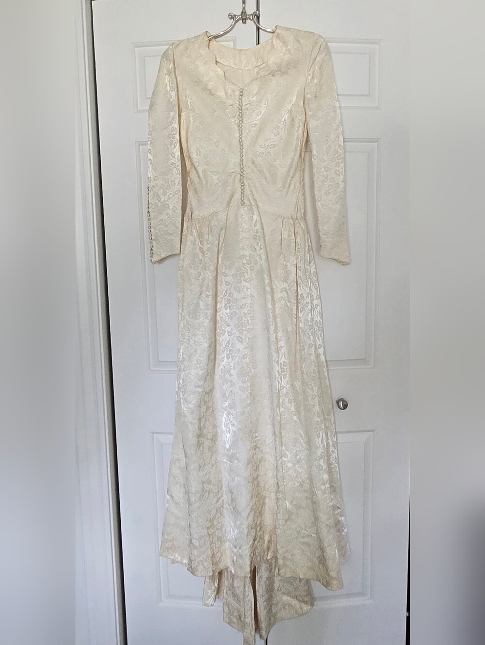 Vtg 80s Floral Ivory Satin Jacquard Wedding Gown, Button, Scallop, Train, XS - Picture 6 of 7